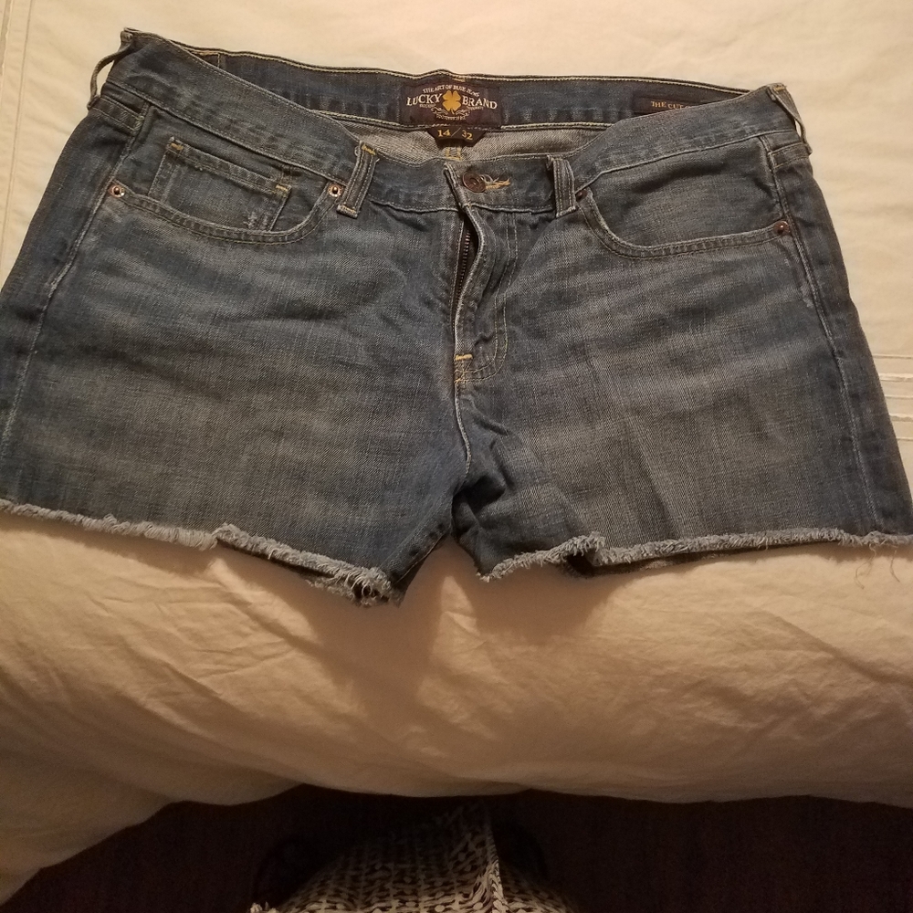 Pre loved denim shorts; perfect for spring break